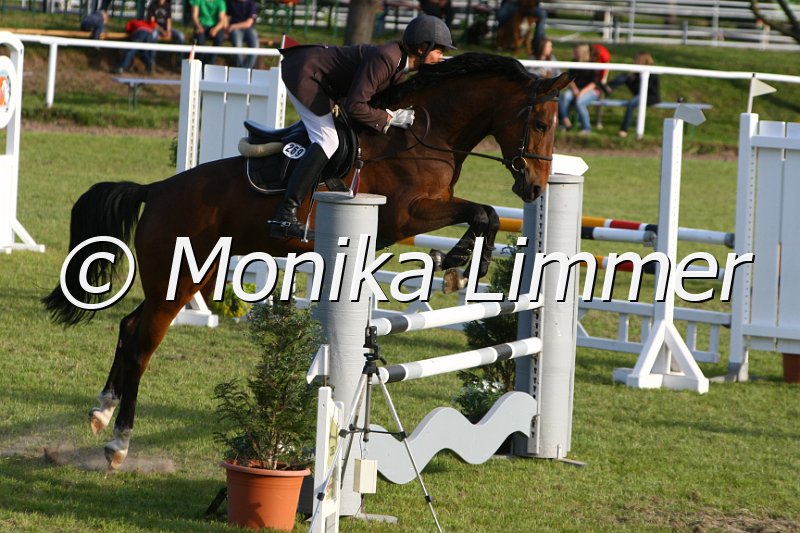 204M2138_Sally_Stil Axx.JPG